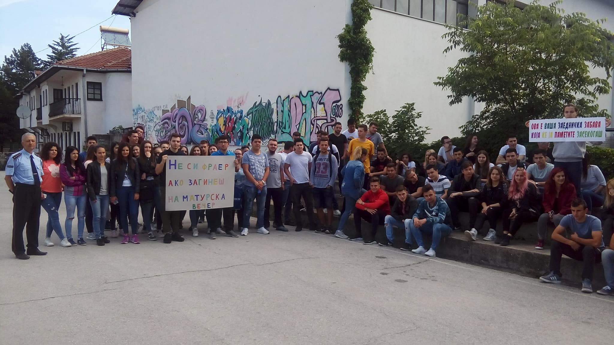 (ФОТО) Полицијата им посака среќна и безбедна матура на матурантите
