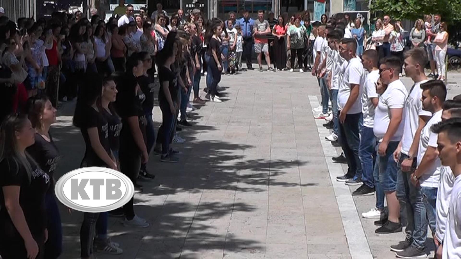 (ВИДЕО) Матурантите од Неготино одиграа Квадрил