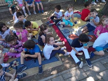(ВИДЕО) Идните првачиња се збогуваа со градинката