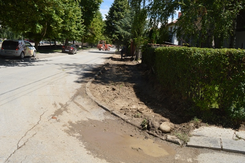 Изградба на тротоари во Кавадарци и Сопот