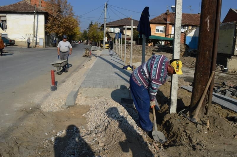 Изграден тротоар на местото на старите куќи кои се срушија