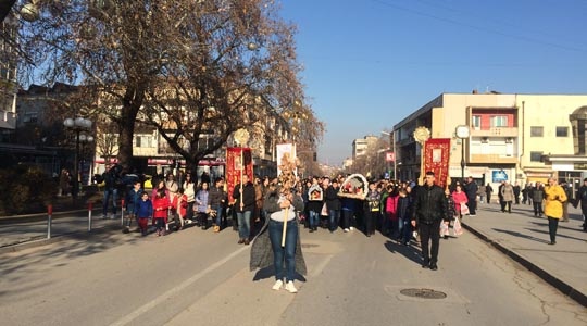 (ВИДЕО) Почнаа подготовките за бадниковата поворка