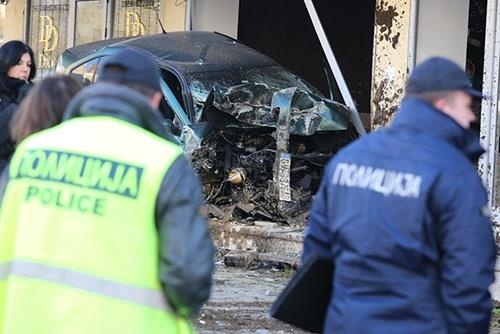 Со автомобил влетал во парфимерија во Неготино