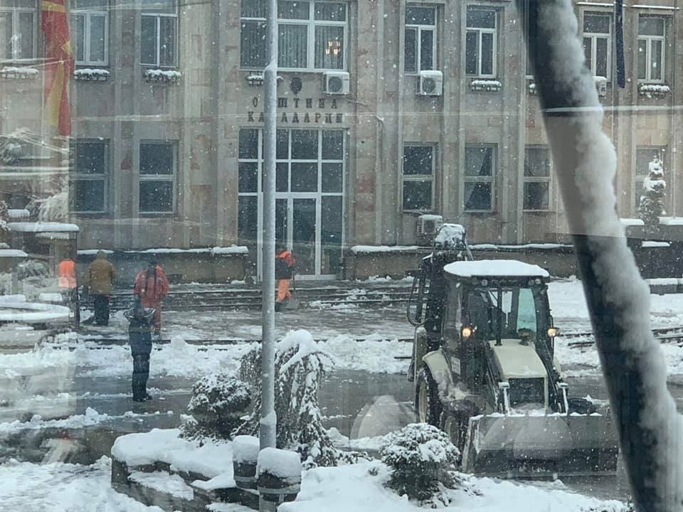 Се расчистува снегот во Кавадарци