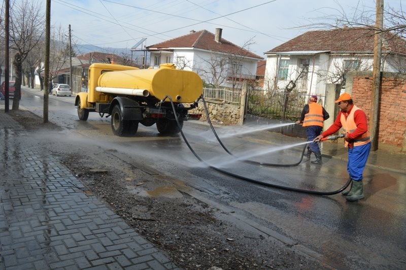 Се мијат улиците и тротоарите во Кавадарци