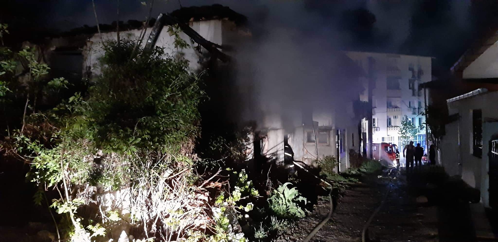 Пожар зафати куќа во центарот на Кавадарци  (ФОТО)