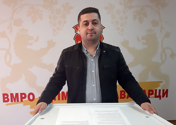 (ВИДЕО) Провалено во штабот на ВМРО-ДПМНЕ Кавадарци и украдена партиска документација