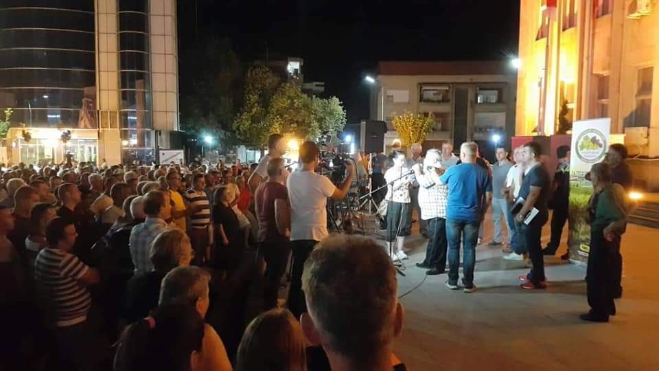 Лозарите вечерва протестираа