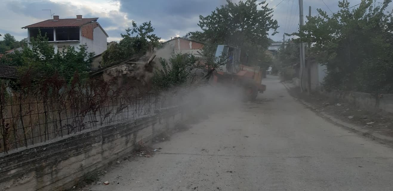Продолжува акцијата за рушење на стари – склонопадни куќи