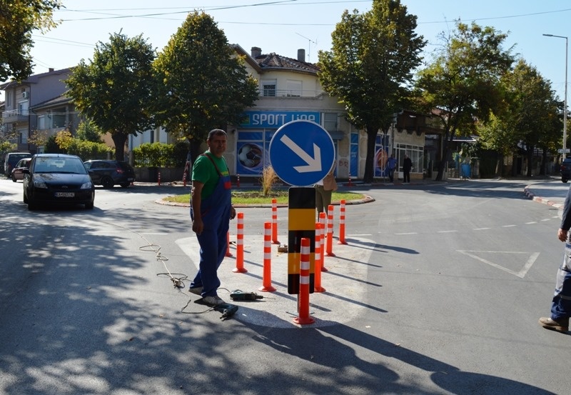 Се поставуваат нови знаци од вертикалната патна сигнализација во Кавадарци