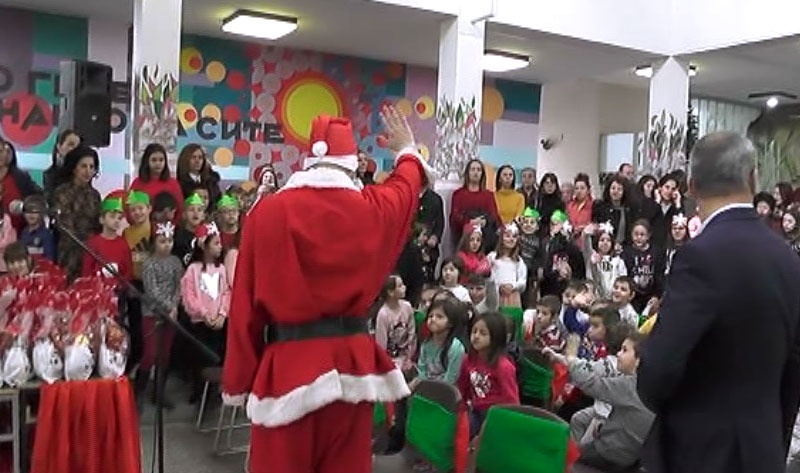 (ВИДЕО) Почна поделбата на новогодишни пакетчиња“