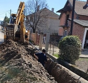 Се реконструира старата водоводна линија во селото Сопот