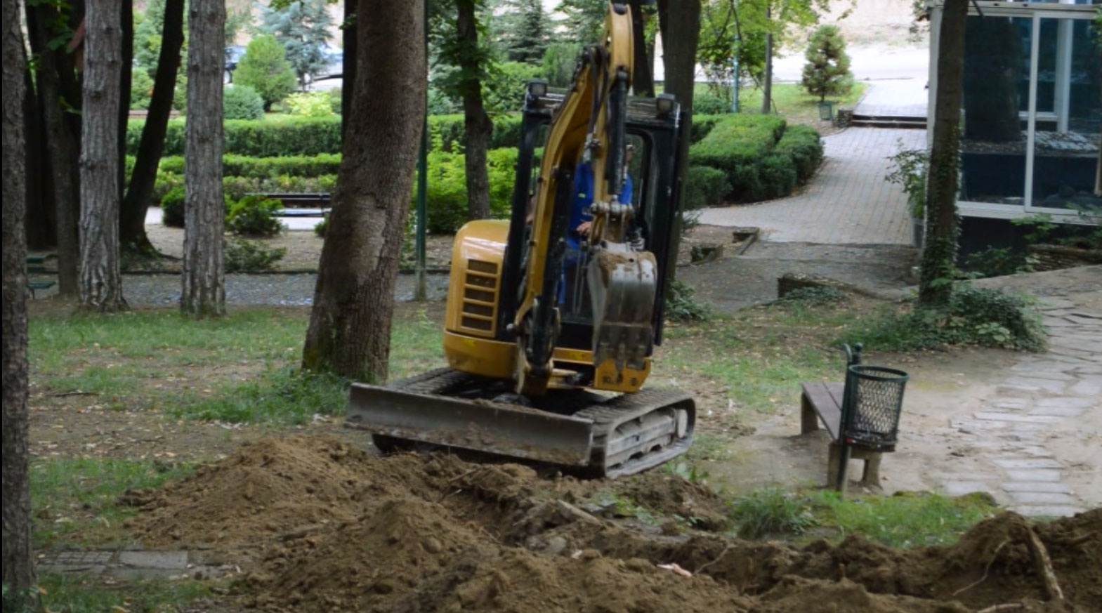 (ВИДЕО) Се реконструира градскиот парк во Кавадарци