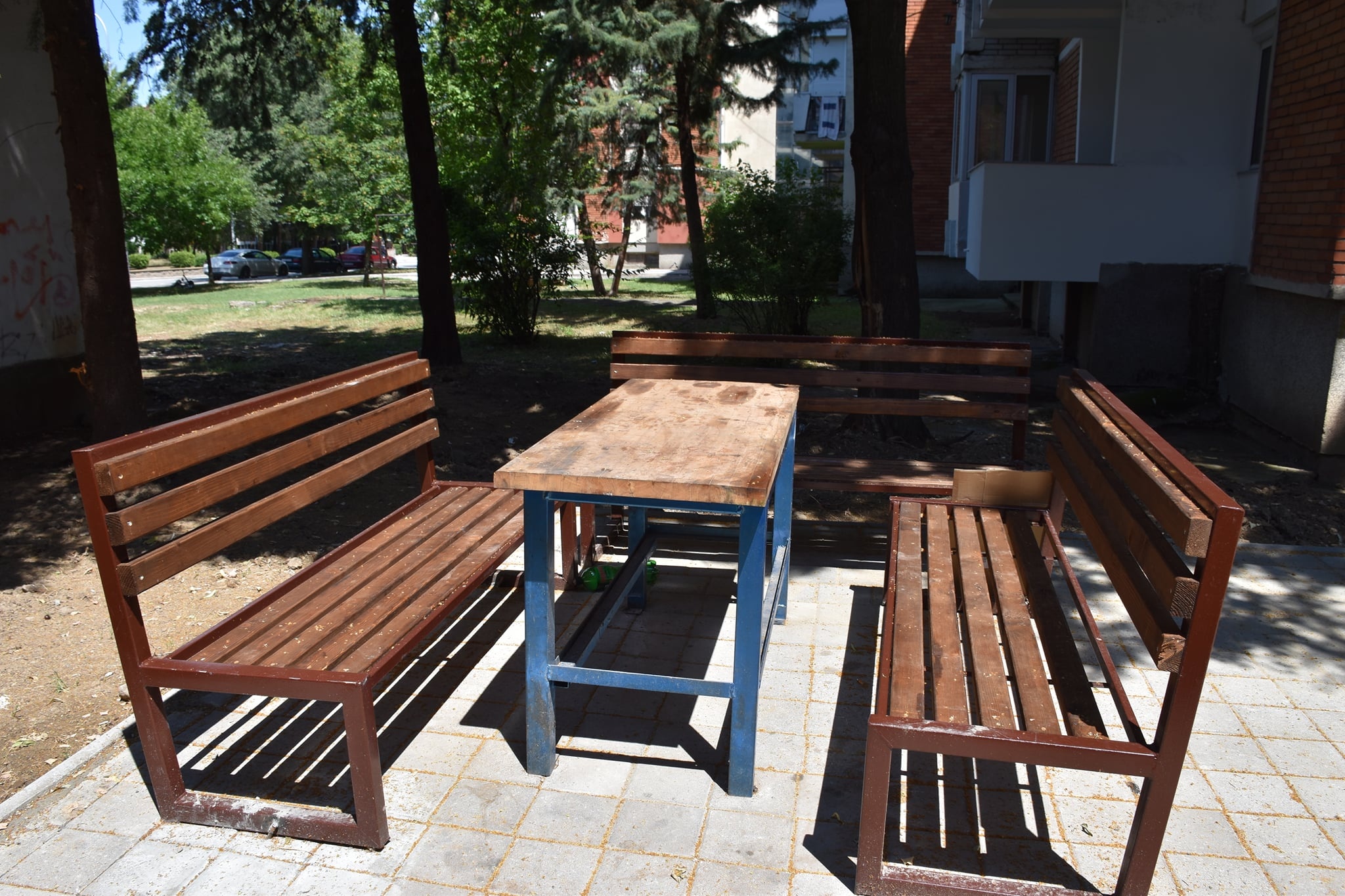 Се поставува урбана опрема низ Кавадарци (ФОТО)