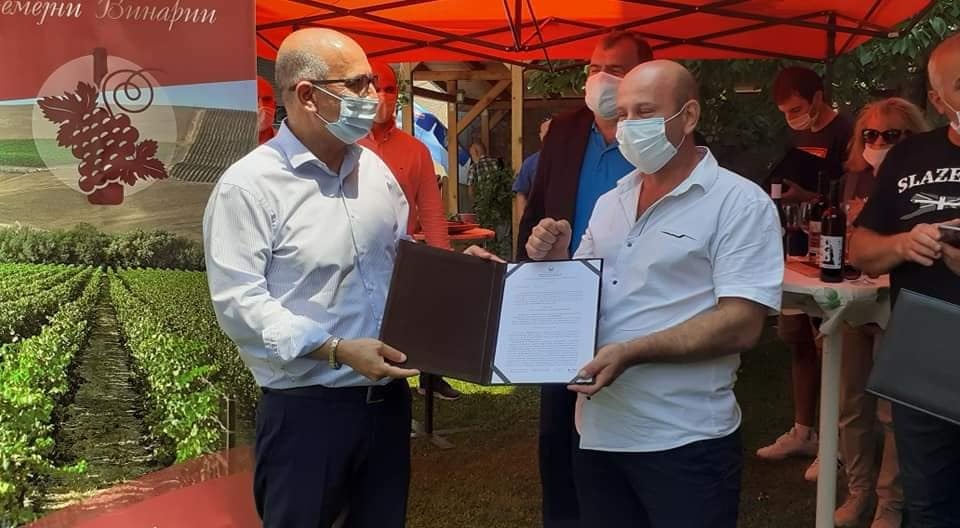 Десет мали семејни винарии во Кавадарци ги добија решенијата за регистрација во регистарот на производители