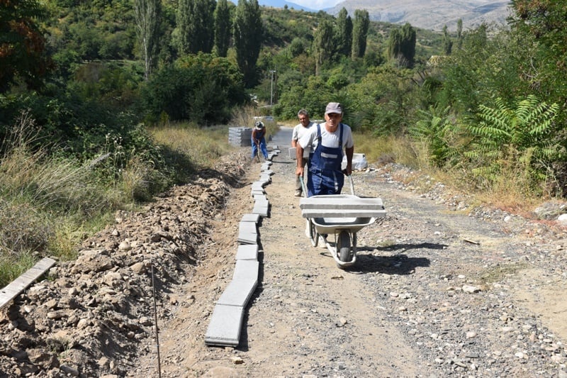 Се поплочува патот до црквата во село Возарци