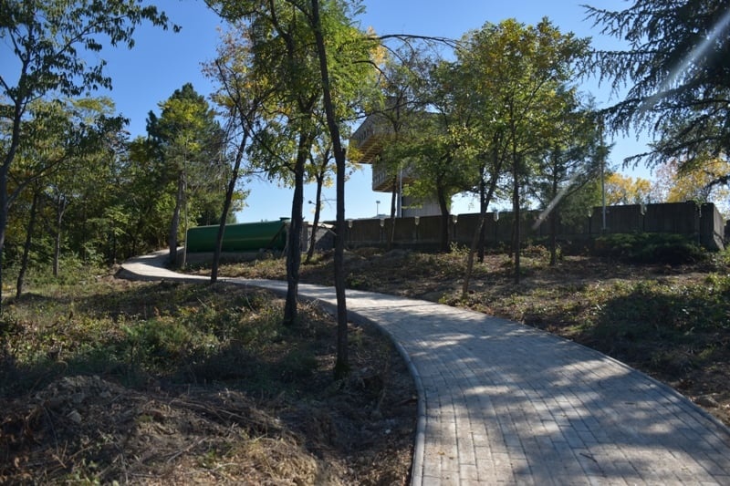 Нова патека до спомен костурницата во паркот во Кавадарци