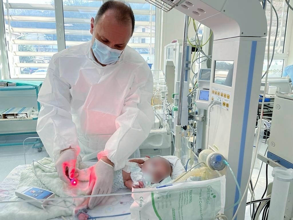 Израел на детската клиника донираше апарати за критични новороденчиња