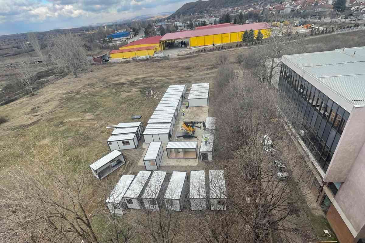 Започна поставувањето на модуларната болница во Кавадарци