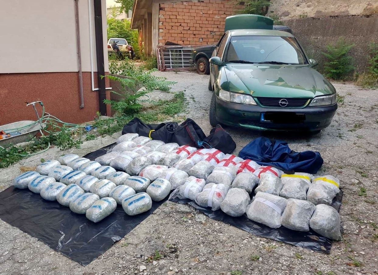Запленета дрога вредна околу 150.000 евра, пресечен меѓународен канал, приведени пет лица