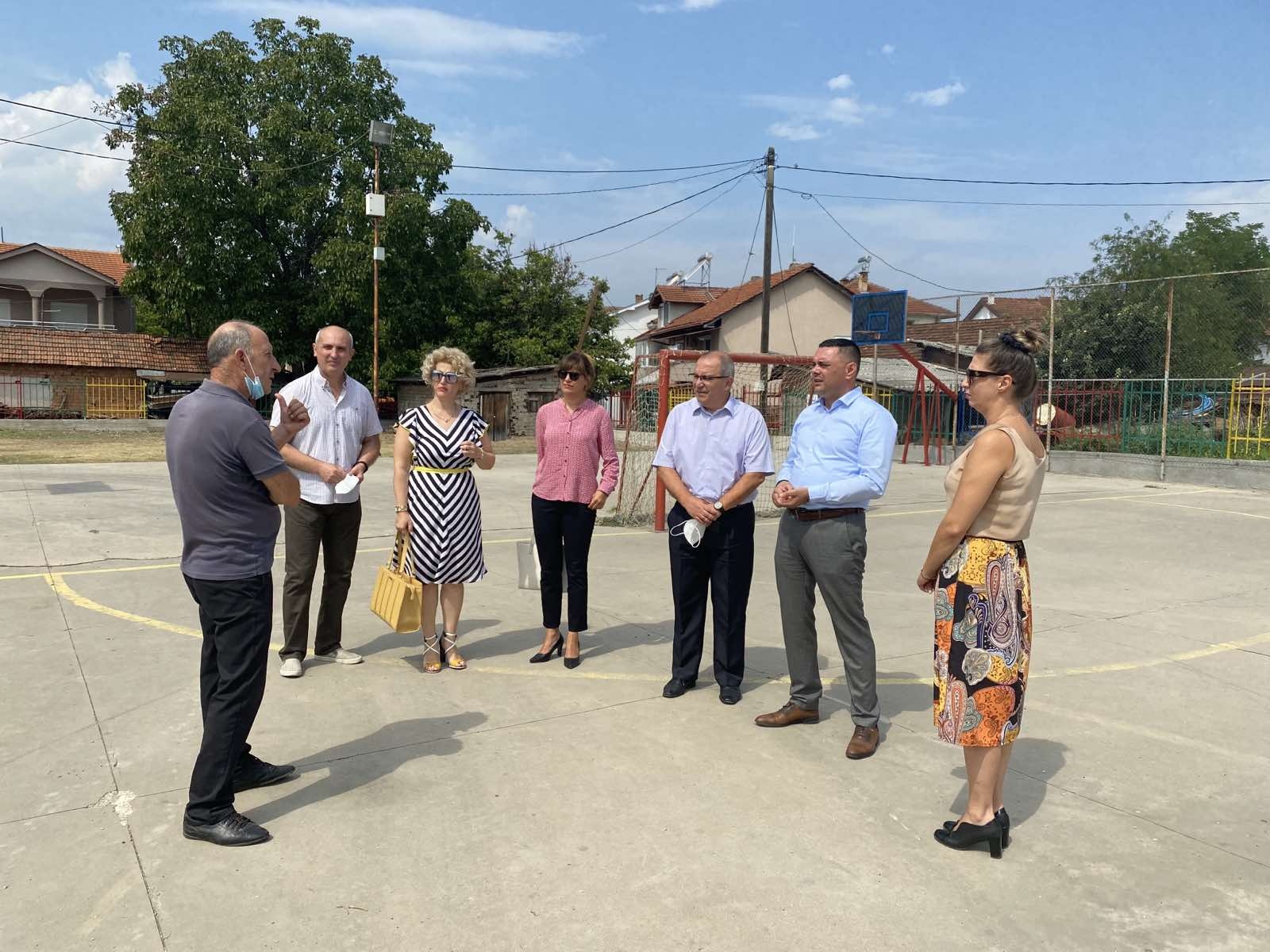 Со донација од „Еуроникел“ поставена нова ограда на училиштето во Возарци (ВИДЕО)