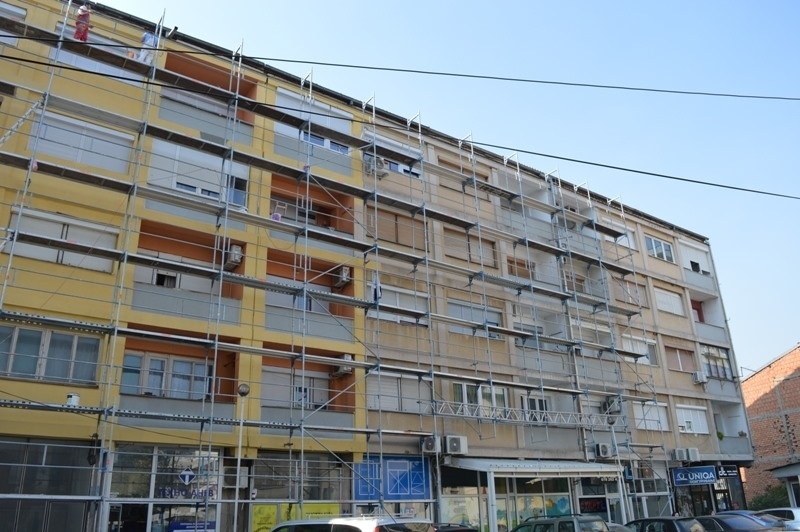 Продолжува реконструкцијата на фасади на згради во Кавадарци