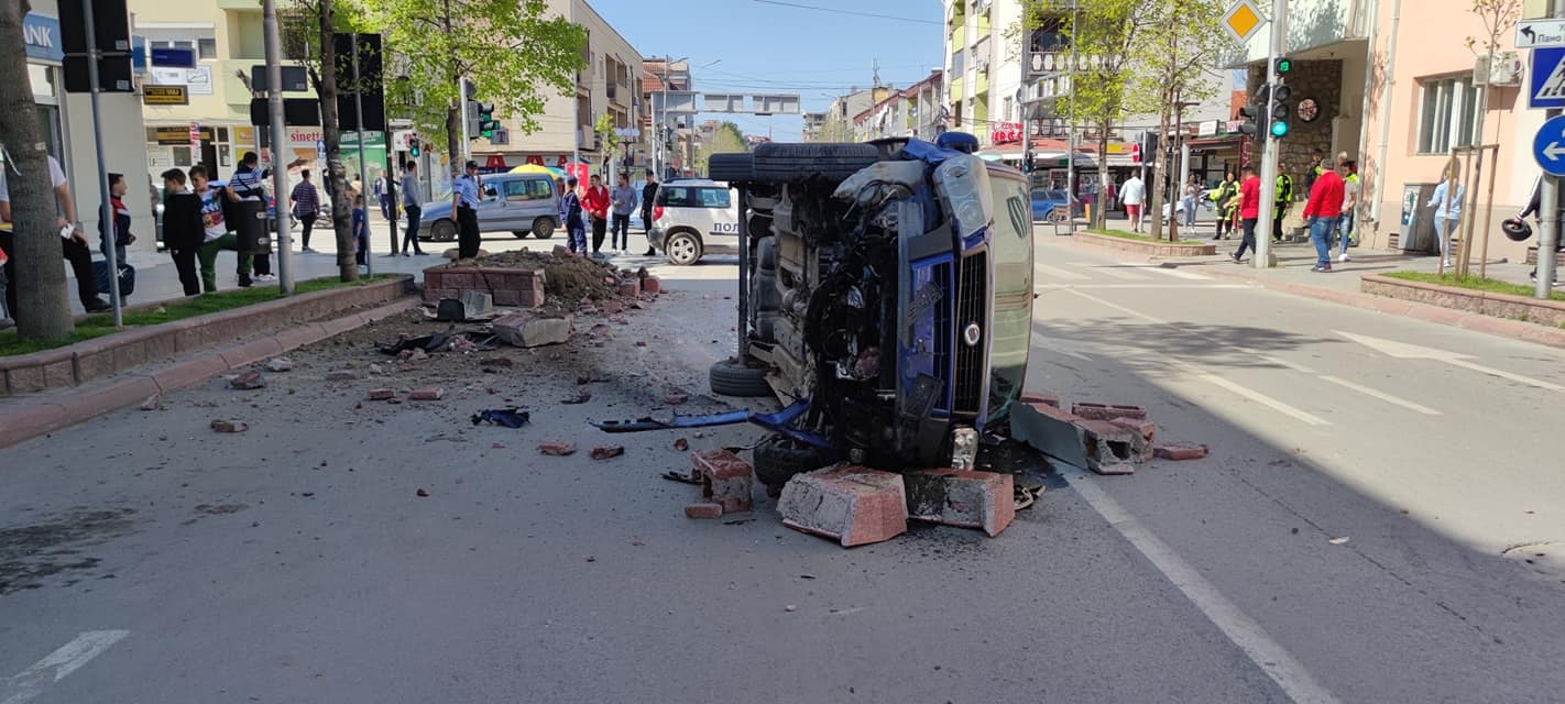 Возило се преврте на улица Илинденска во Кавадарци