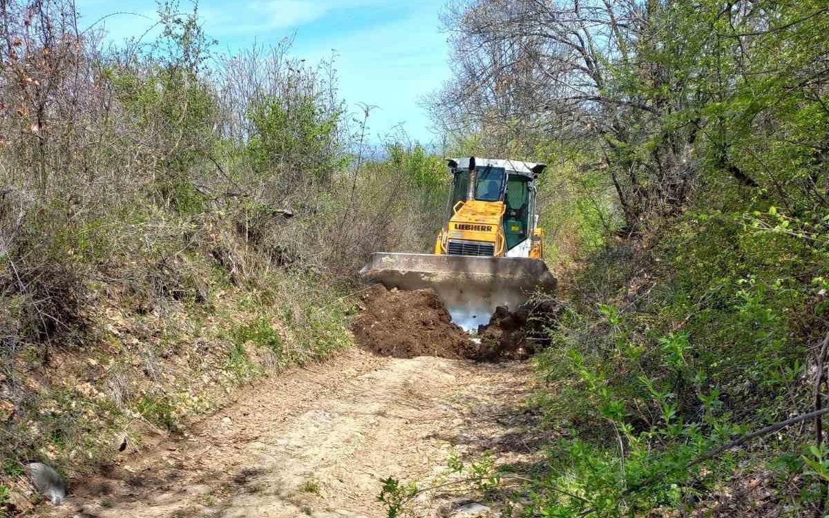 Средување околу селската чешма во Долна Бошава, санација на полски патишта во Катуниште