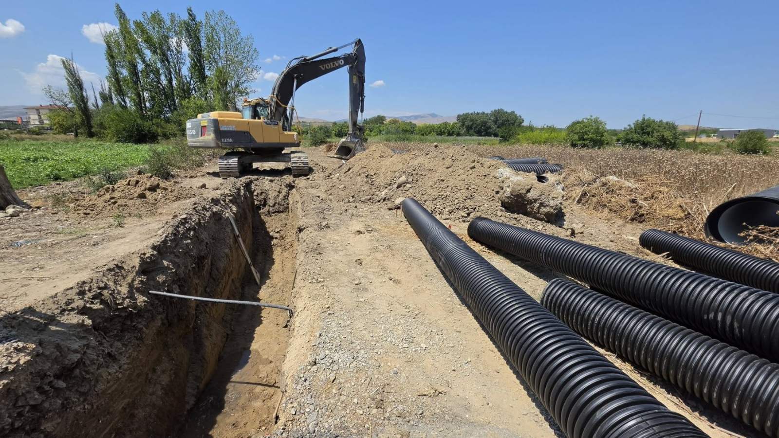 СЕ ПОСТАВУВА АТМОСФЕРСКА КАНАЛИЗАЦИЈА ВО НОВАТА НАСЕЛБА ВО РОСОМАН
