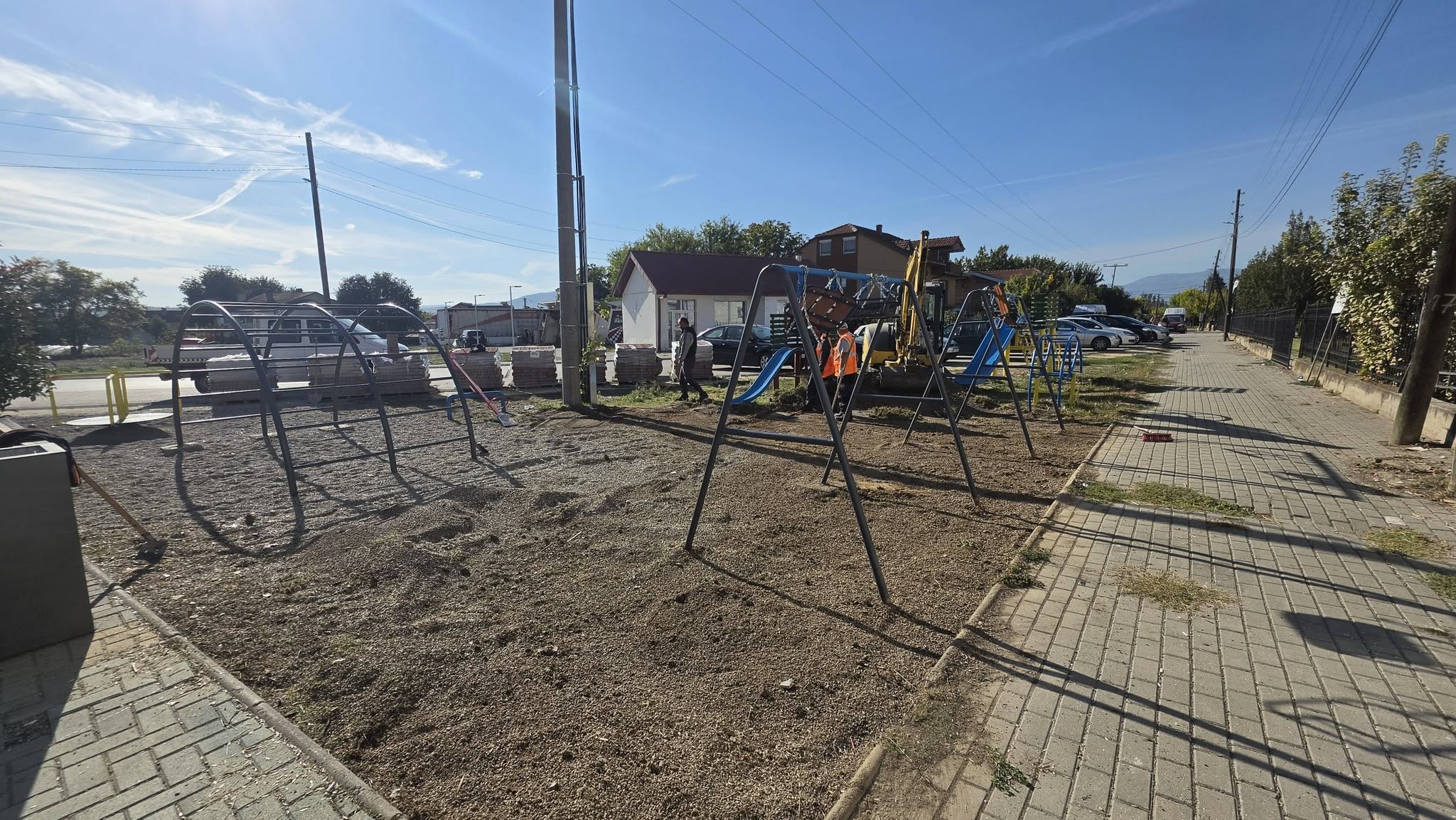 Општина Росоман продолжува со уредување на јавните површини: Просторот за деца зад детската градинка добива нов и пофункционален изглед